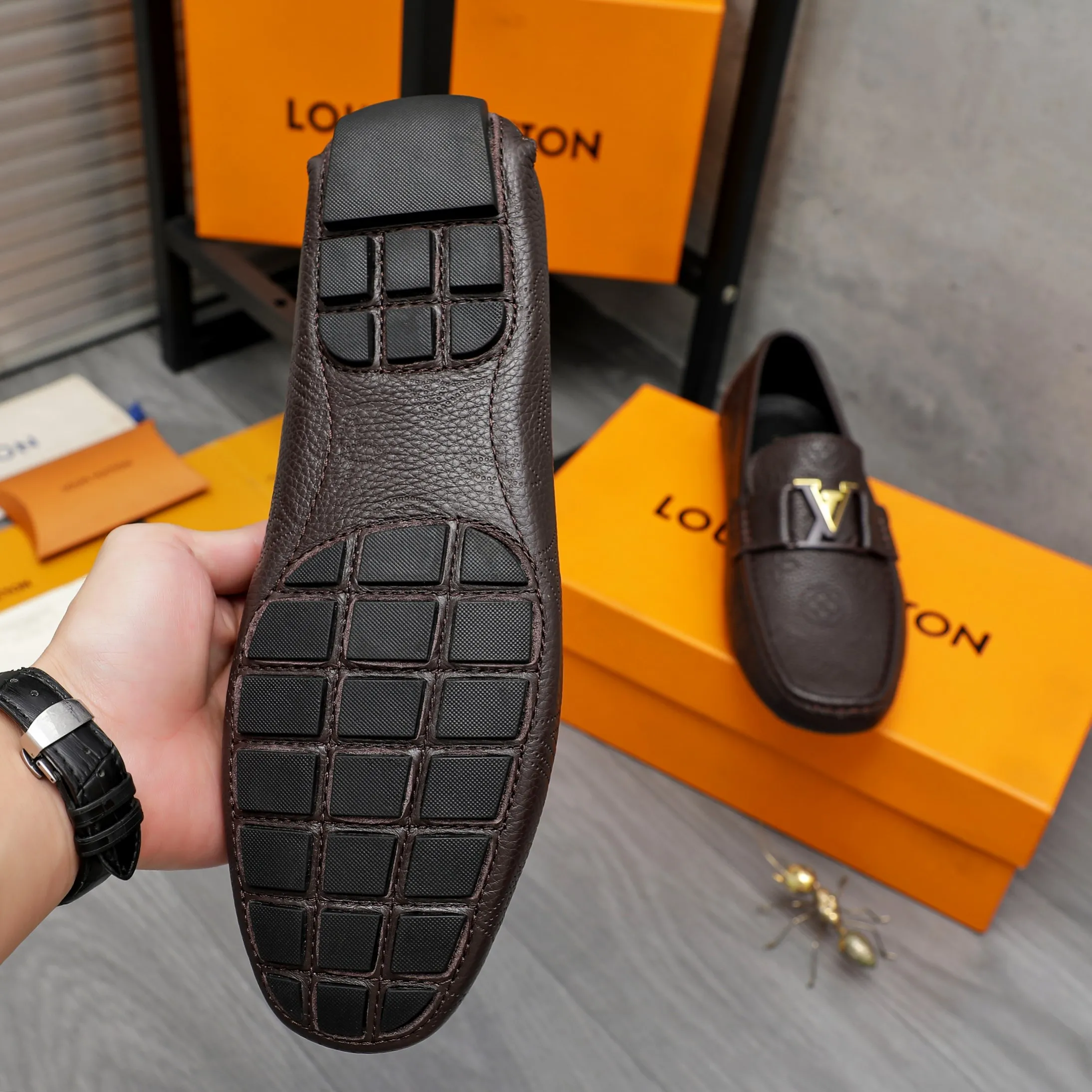 Men's shoes 💰400 Product trademark: LV "Louis Vuitton" business slip-on leather shoes Regular size: 38-45 (45 is custom-made and non-returnable) Product materials: Selected high-quality cowhide embossed upper, pigskin lining, rubber outsole